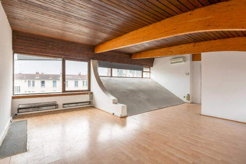Appartement en plateau à aménagé en dernier étage avec place de stationnement