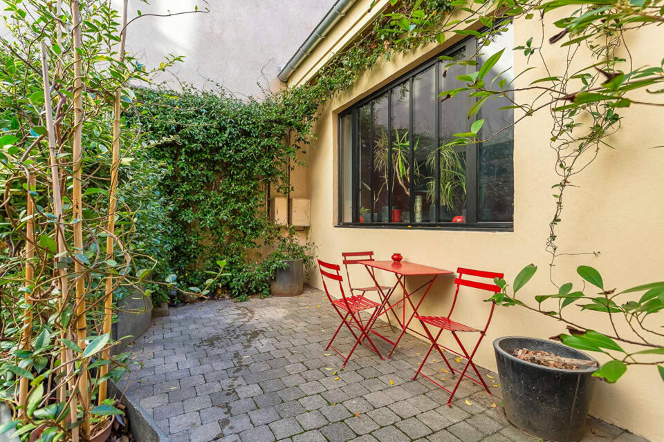 Ancien atelier réinventé en maison-loft avec terrasse