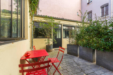 Ancien atelier réinventé en maison-loft avec terrasse