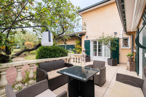 Maison rénovée avec jardin et piscine