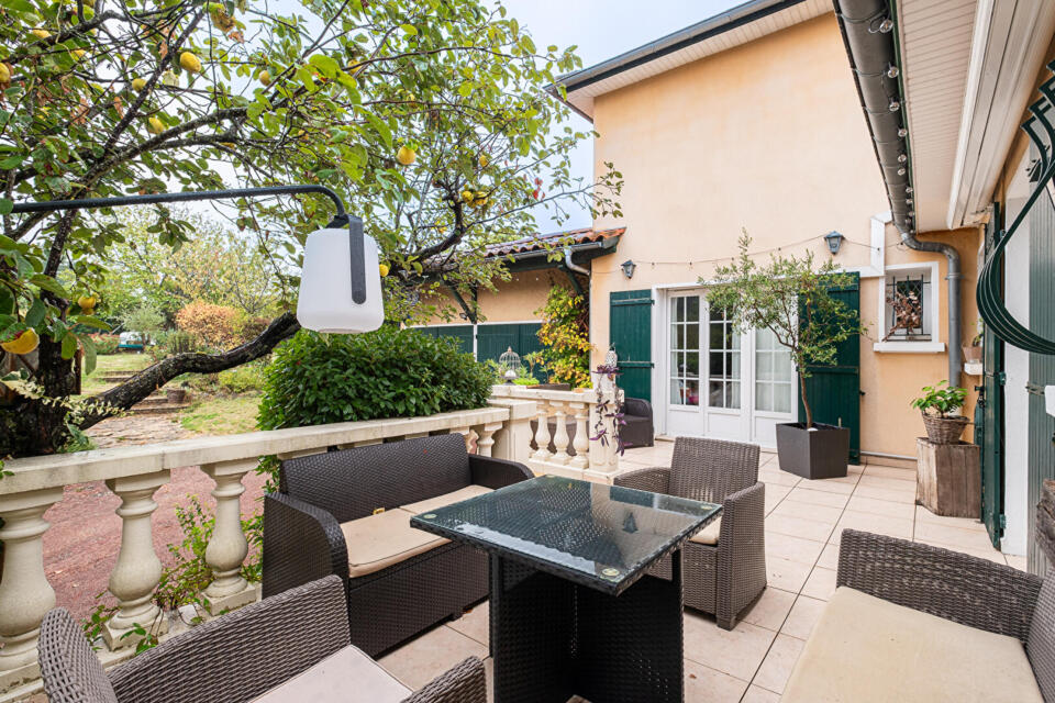 Maison rénovée avec jardin et piscine