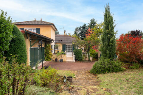 Maison rénovée avec jardin et piscine
