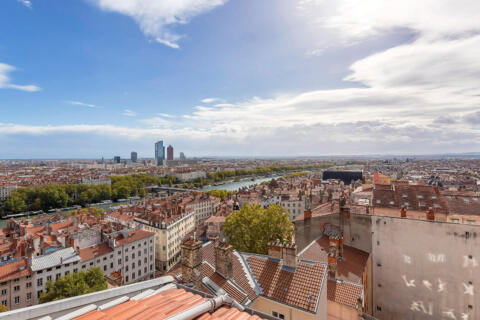 Appartement en dernier étage avec magnifique vue et stationnement