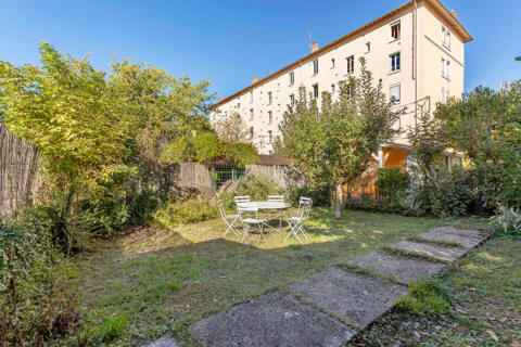 Appartement ancien rénové avec jardin privatif