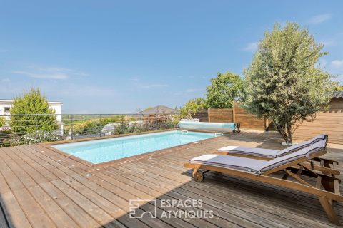 Ancien corps de ferme rénové par un architecte avec piscine et vue