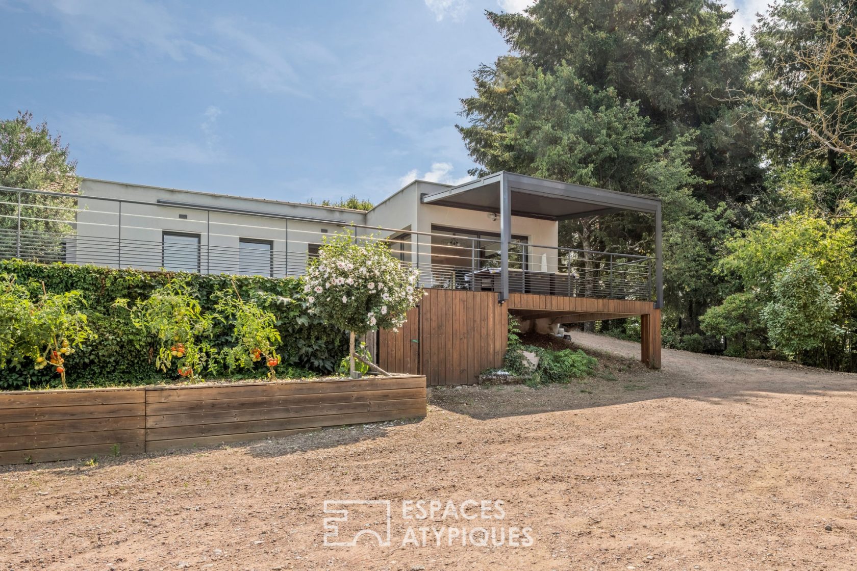 Ancien corps de ferme rénové par un architecte avec piscine et vue