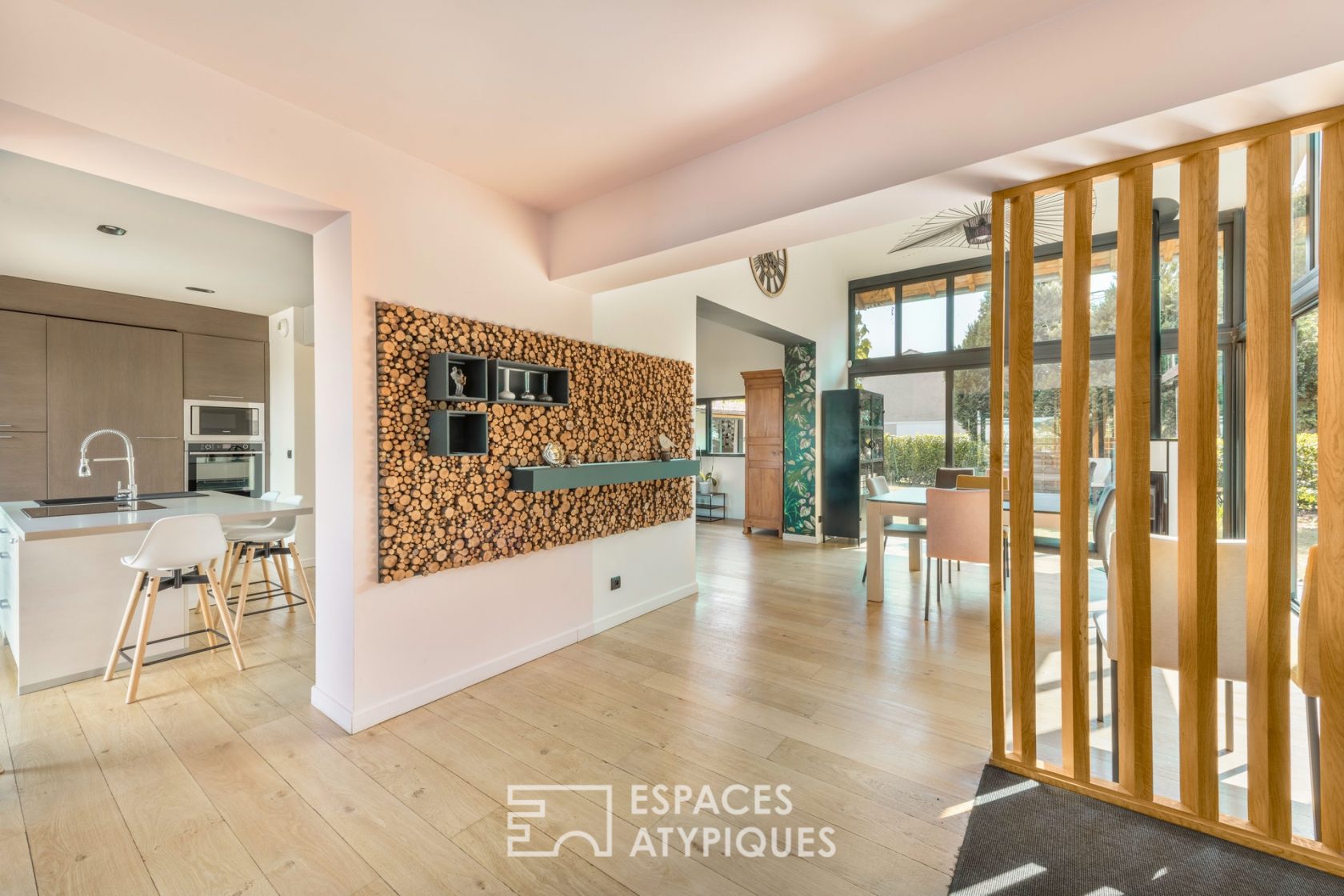 Ancien corps de ferme rénové par un architecte avec piscine et vue