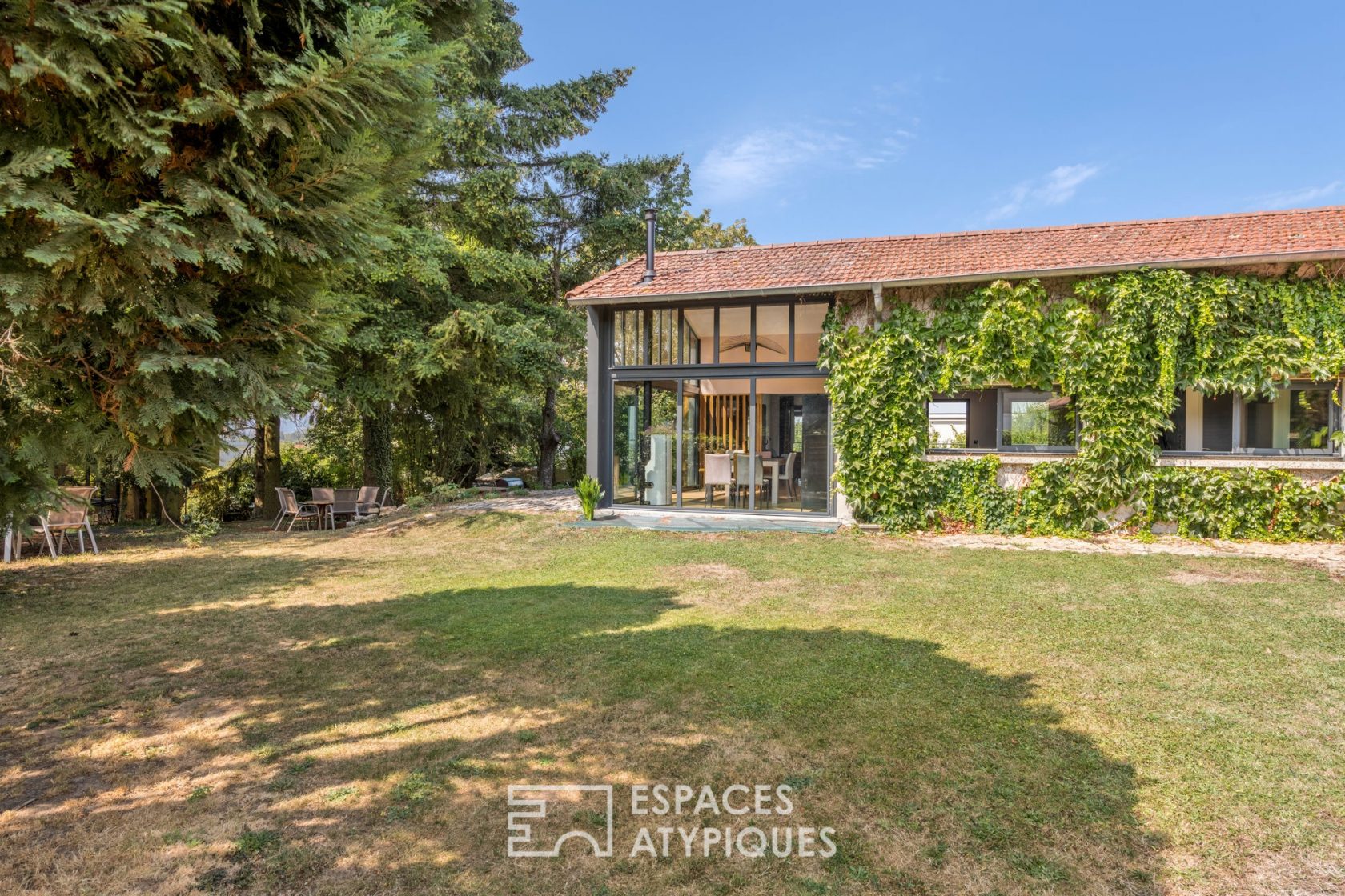 Ancien corps de ferme rénové par un architecte avec piscine et vue