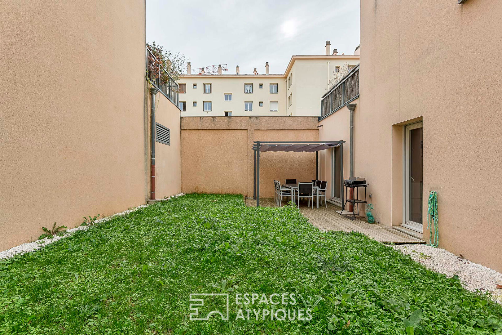 Apartment with garden and patio