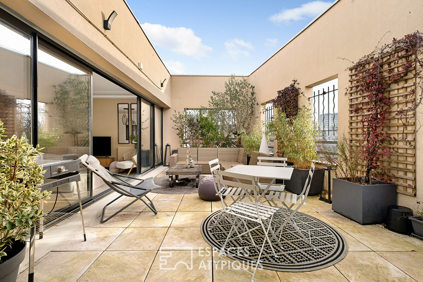 Renovated roof terrace with view of the Dupic park