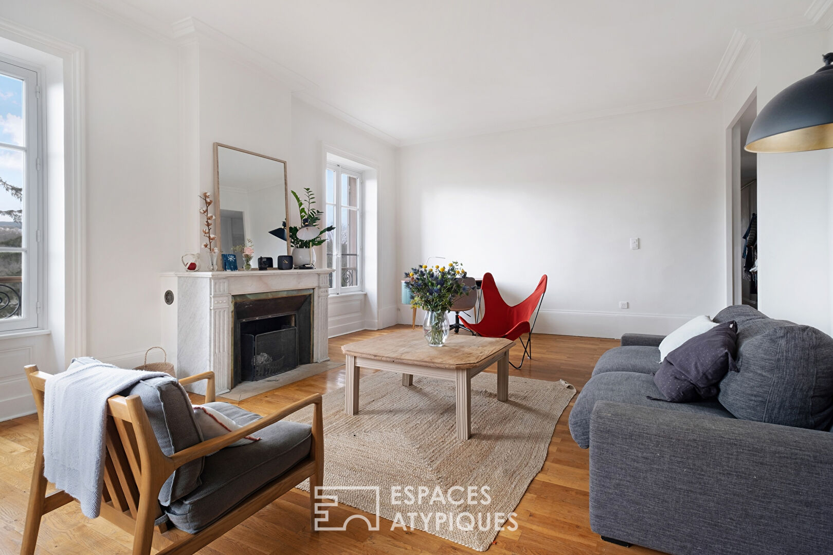 Apartment in an old building with a view of the Saône