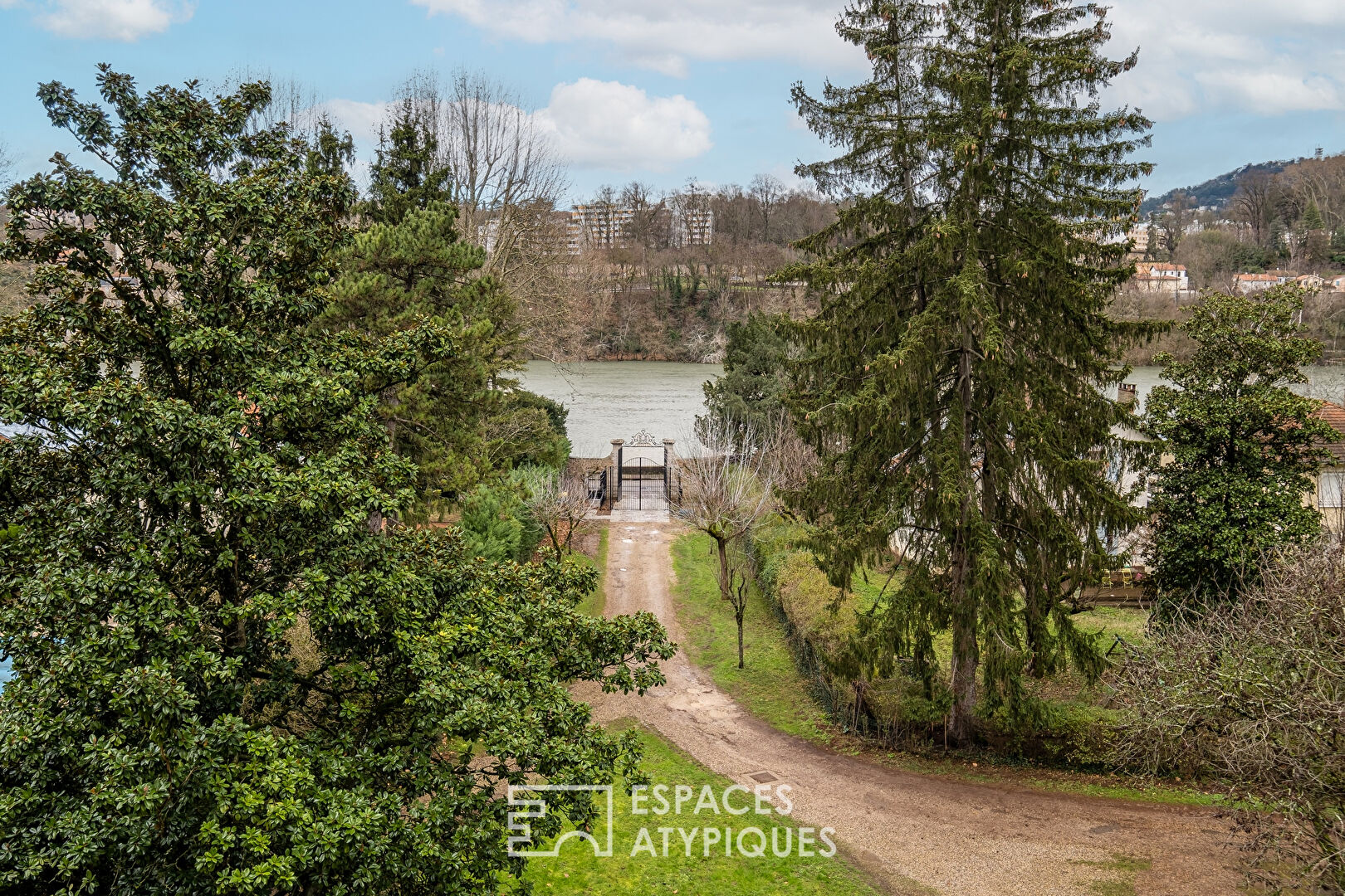 Apartment in an old building with a view of the Saône