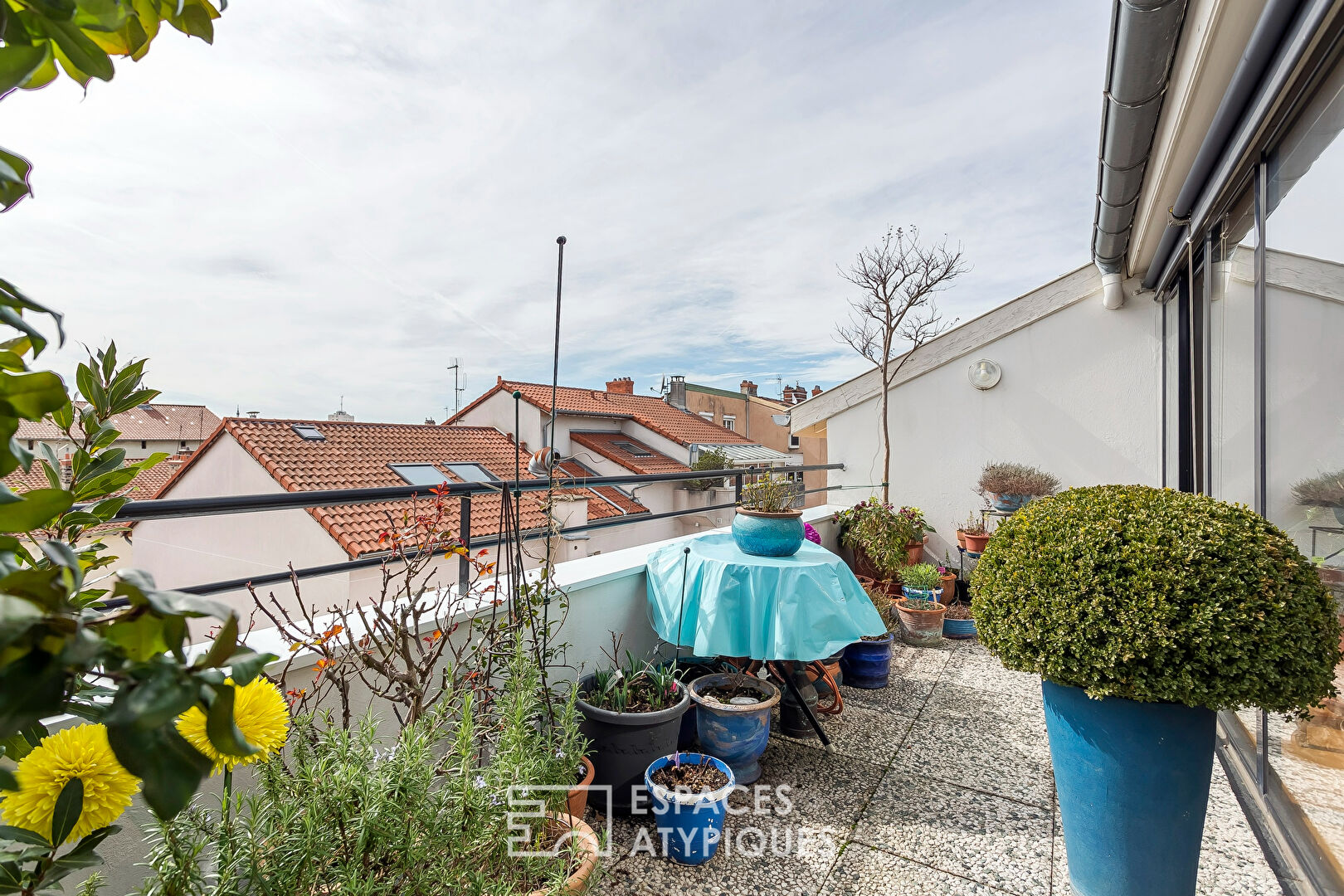 Reverse duplex with terrace and view