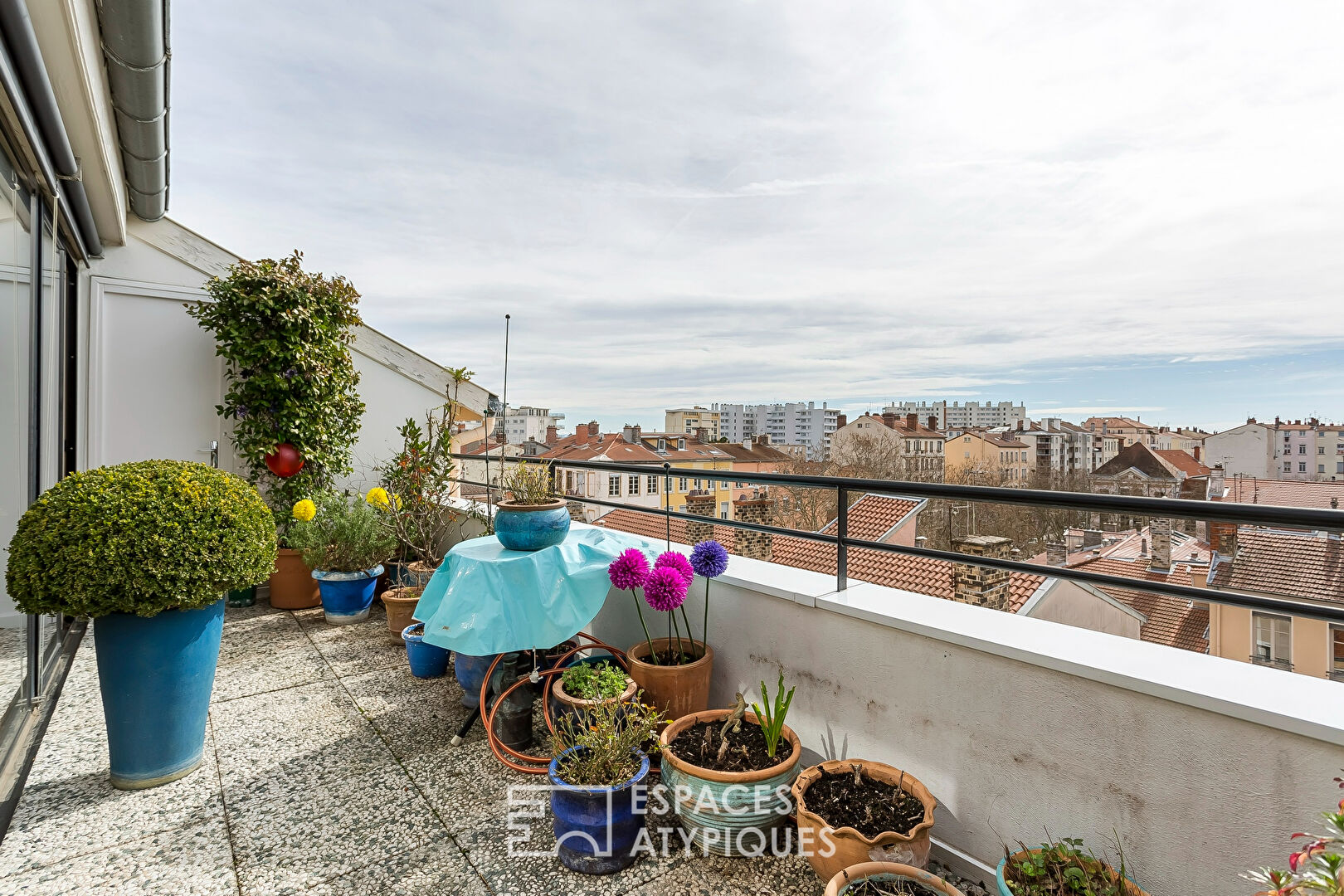 Reverse duplex with terrace and view