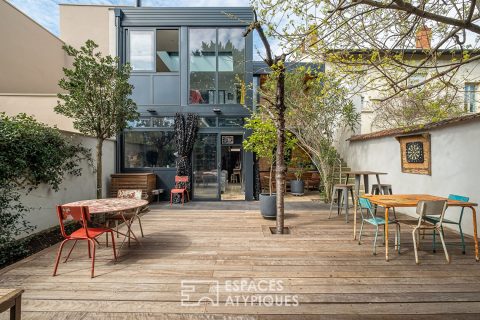 Atypical house with contemporary extension