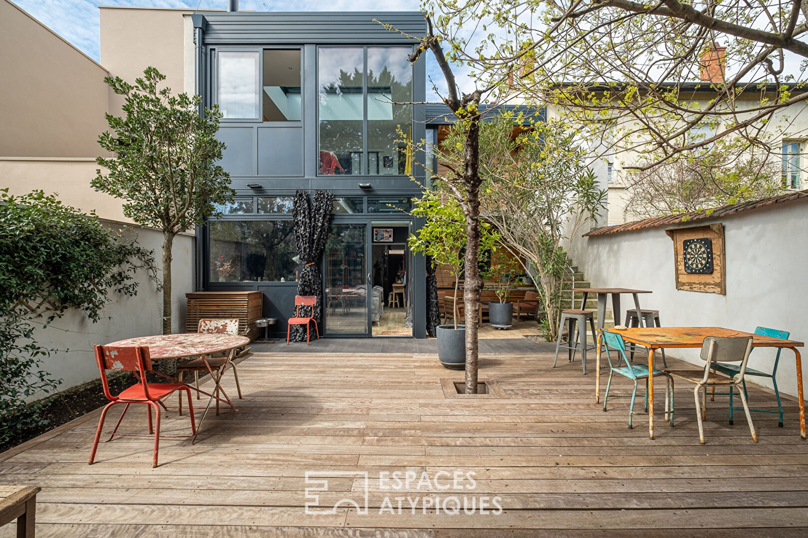 Atypical house with contemporary extension