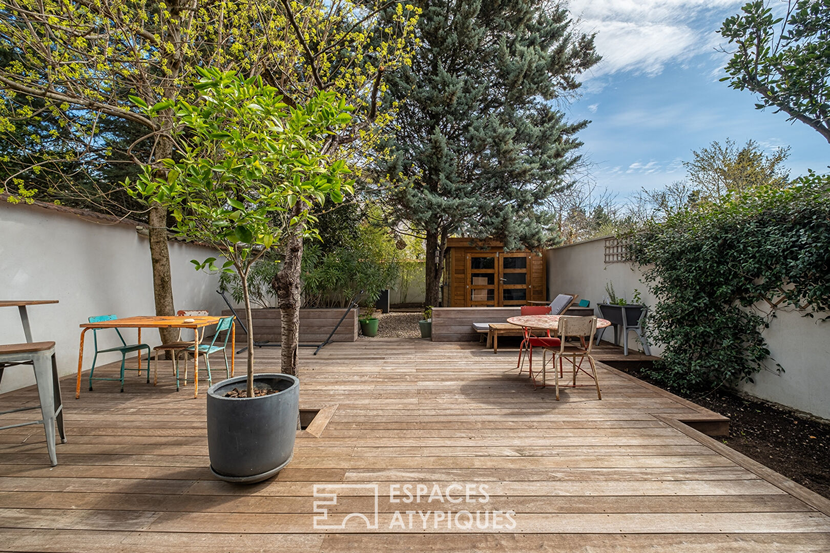 Atypical house with contemporary extension