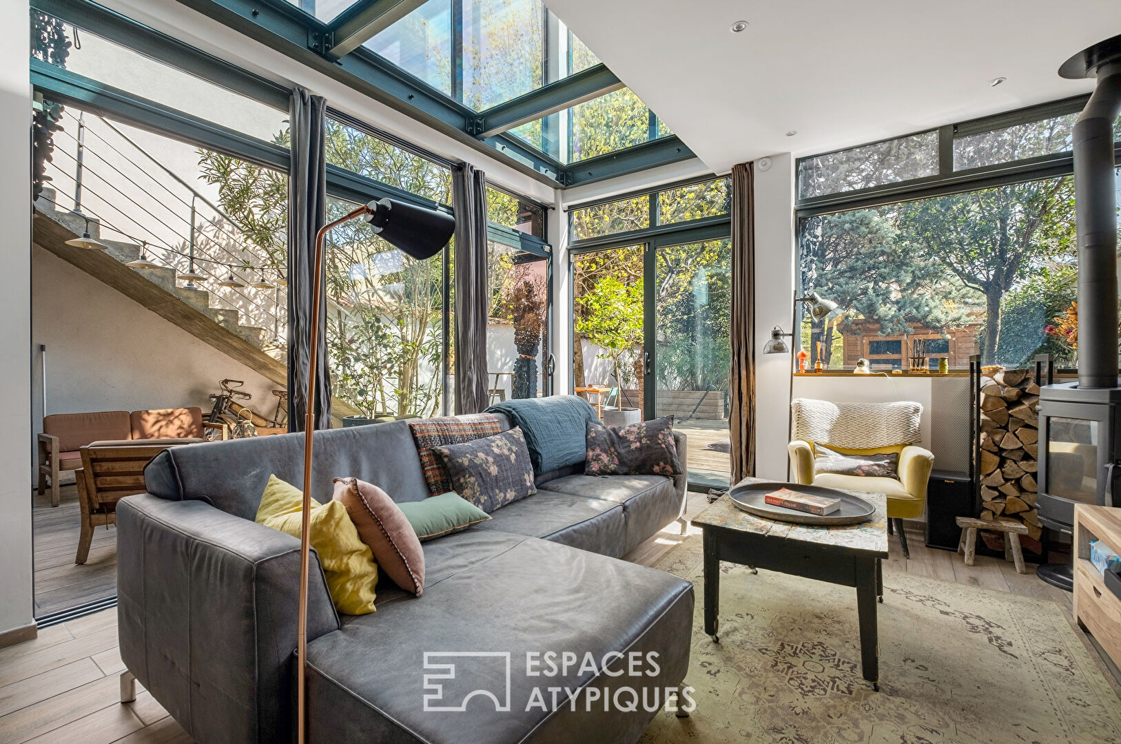 Atypical house with contemporary extension