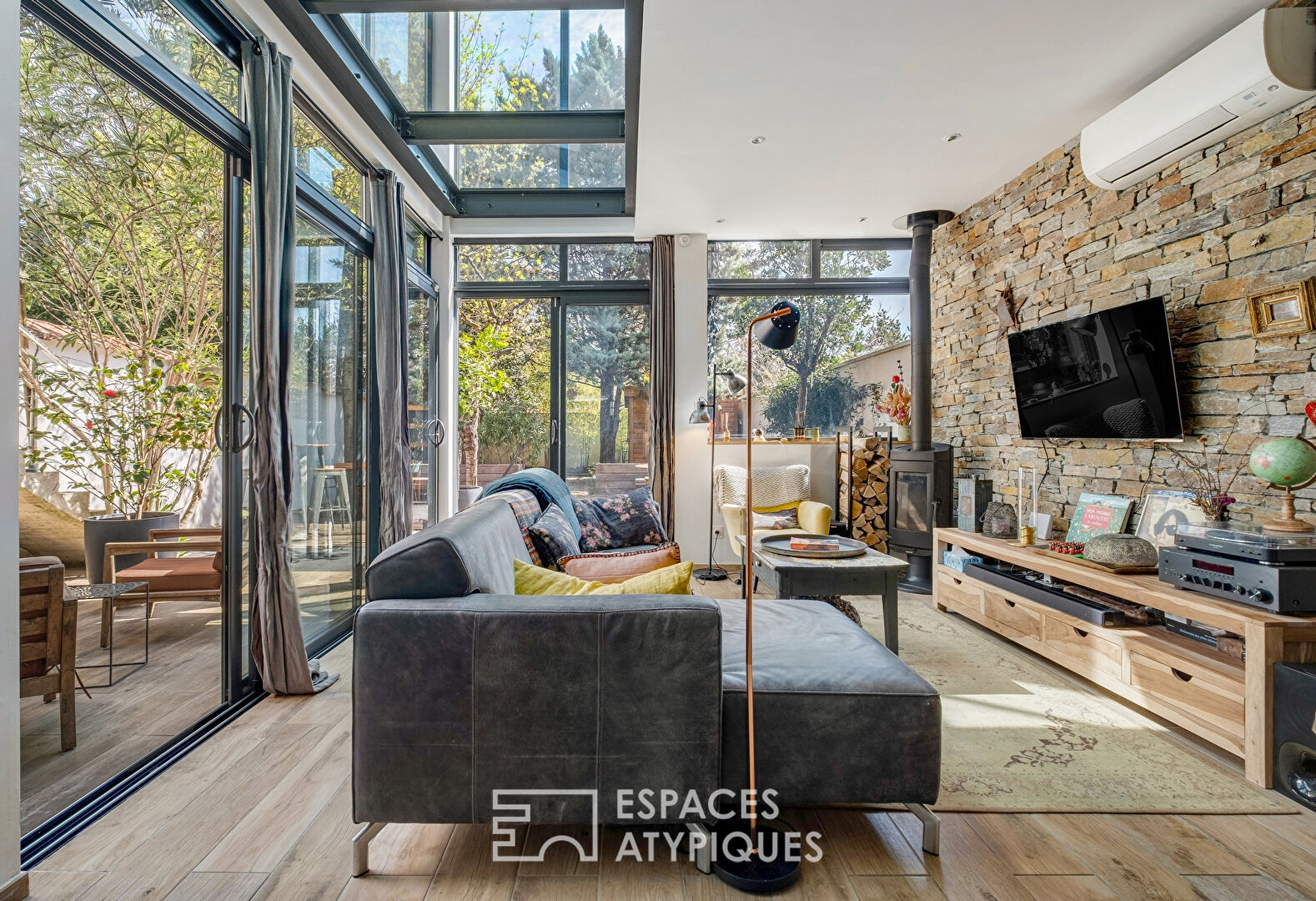 Atypical house with contemporary extension