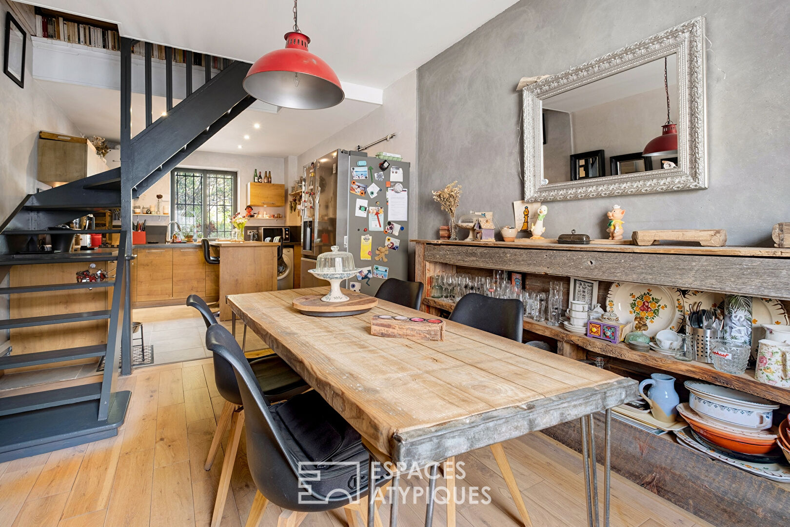 Atypical house with contemporary extension