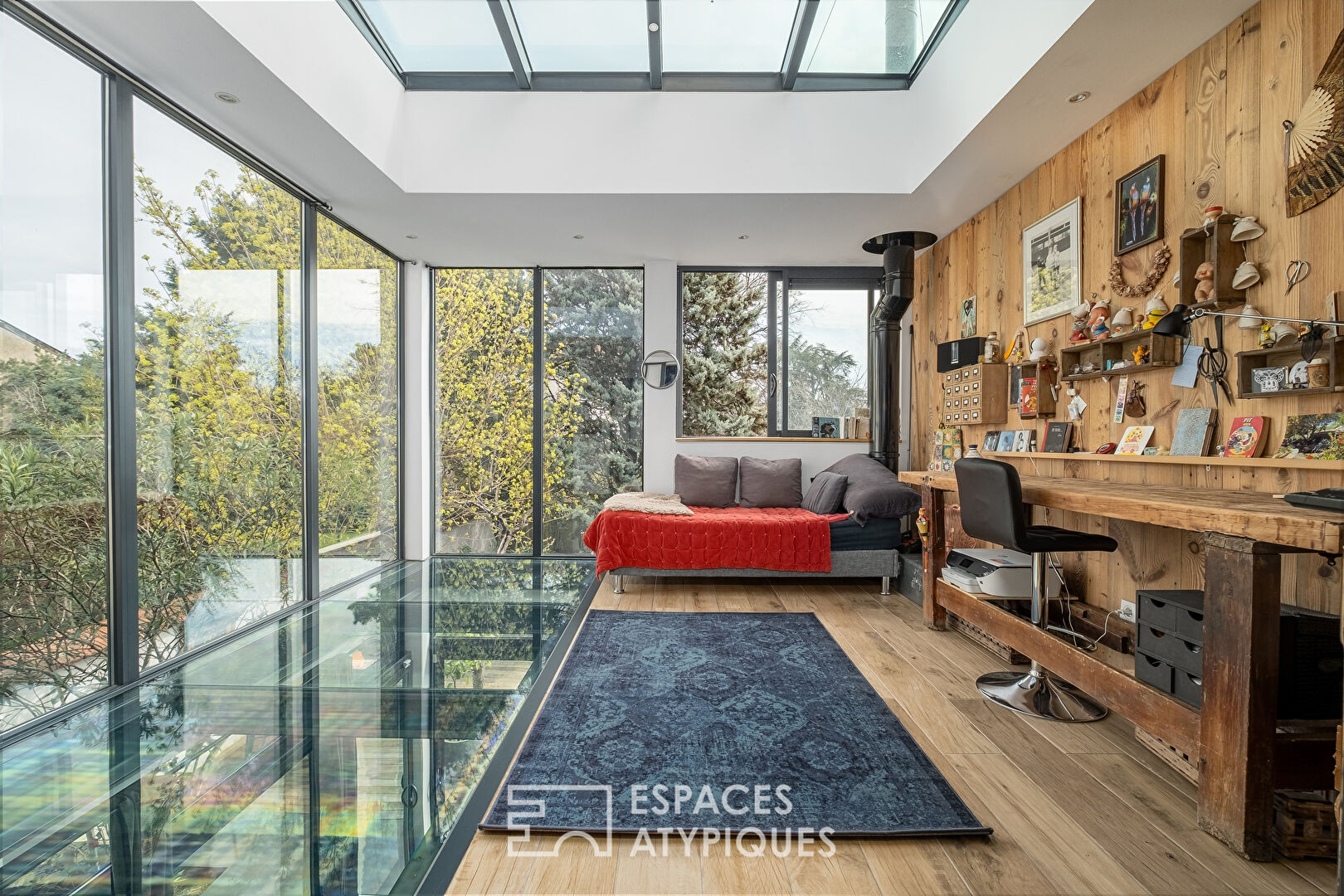 Atypical house with contemporary extension
