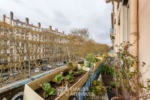 Appartement haussmanien avec balcon sur le cours Franklin Roosevelt