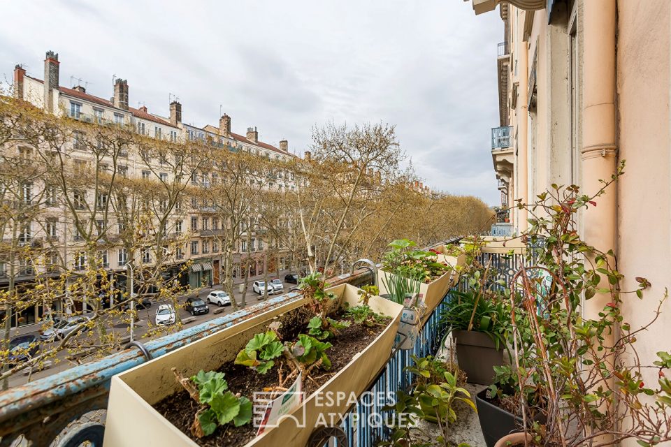 Appartement haussmanien avec balcon sur le cours Franklin Roosevelt