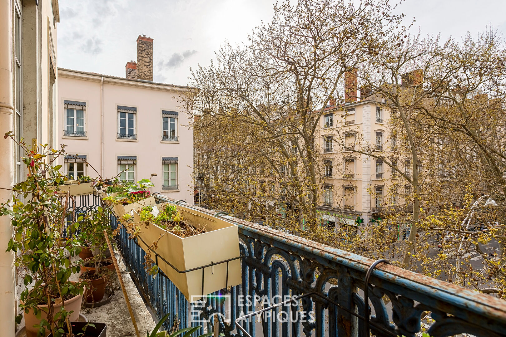 Appartement haussmanien avec balcon sur le cours Franklin Roosevelt