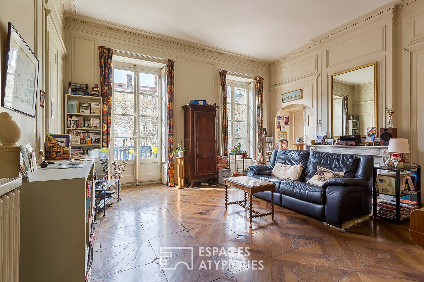 Appartement haussmanien avec balcon sur le cours Franklin Roosevelt