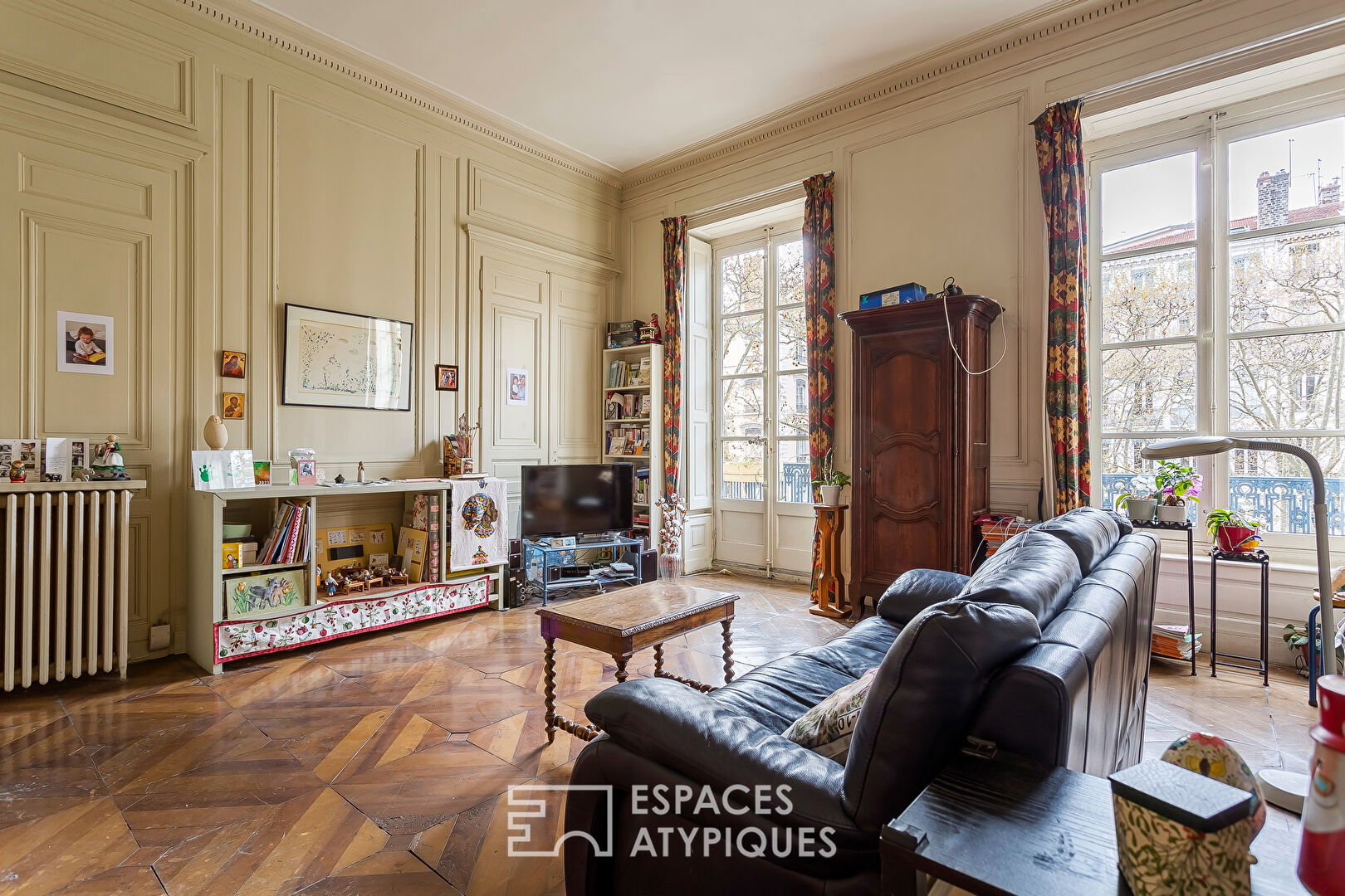 Appartement haussmanien avec balcon sur le cours Franklin Roosevelt