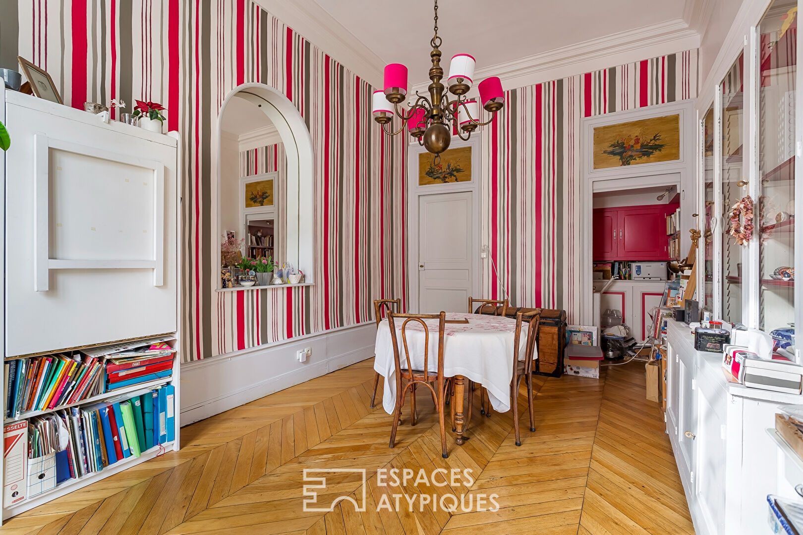 Appartement haussmanien avec balcon sur le cours Franklin Roosevelt