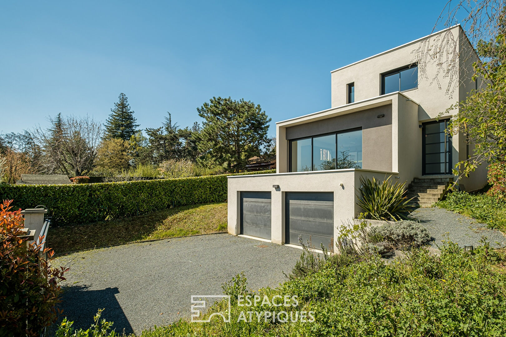 Contemporary house with garden and swimming pool