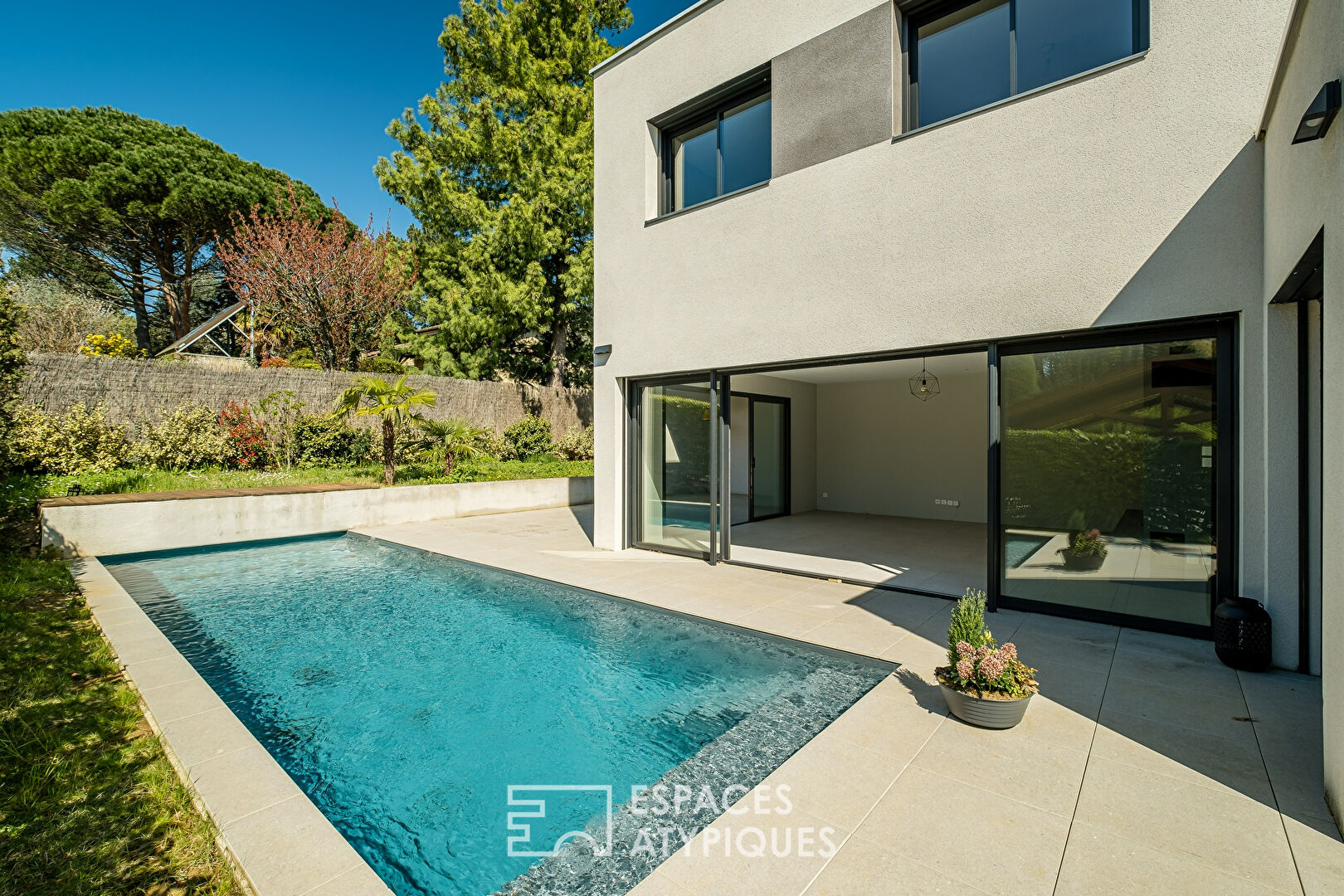 Contemporary house with garden and swimming pool