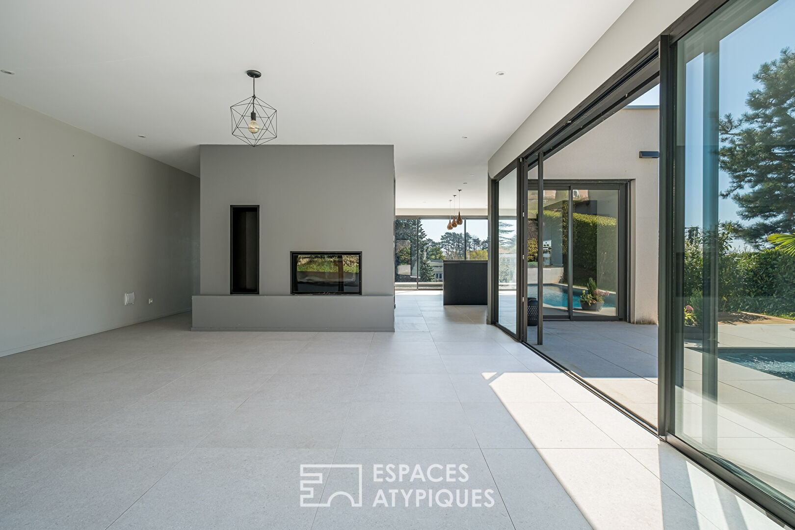 Contemporary house with garden and swimming pool