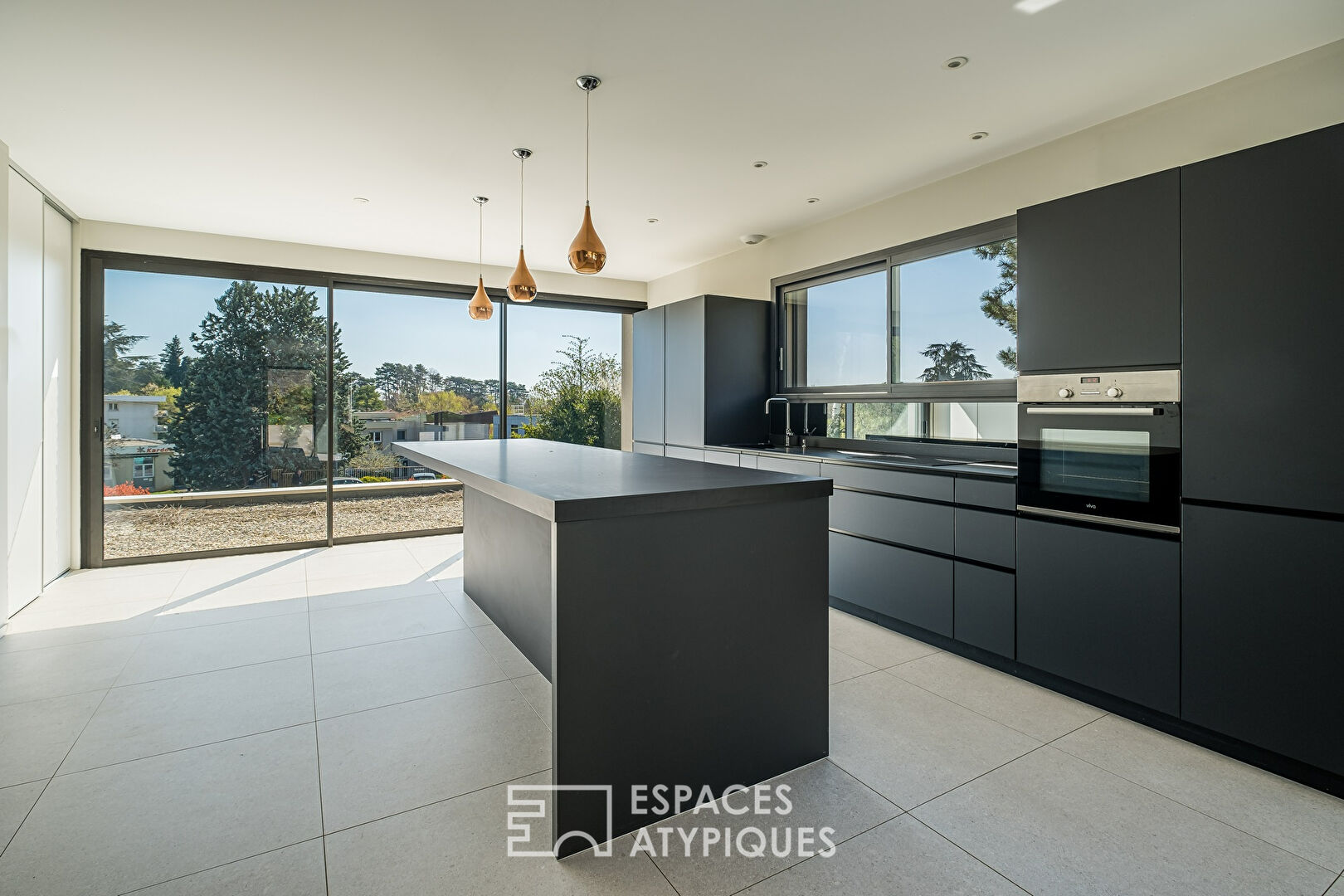 Contemporary house with garden and swimming pool