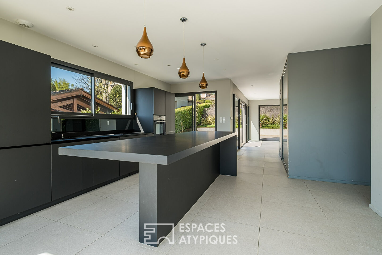 Contemporary house with garden and swimming pool