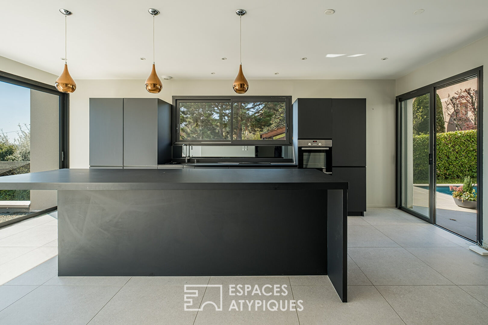Contemporary house with garden and swimming pool