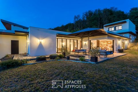 Maison d’architecte avec vue et piscine à débordement