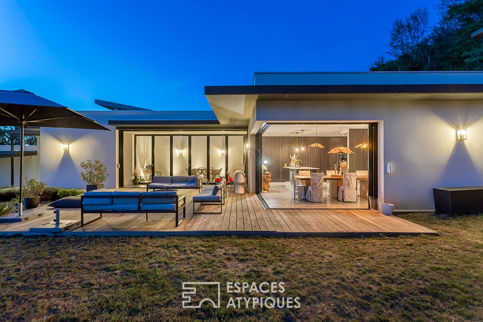 Maison d’architecte avec vue et piscine à débordement