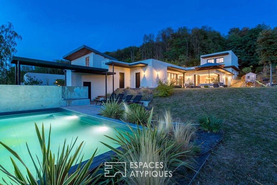 Maison d'architecte avec vue et piscine à débordement