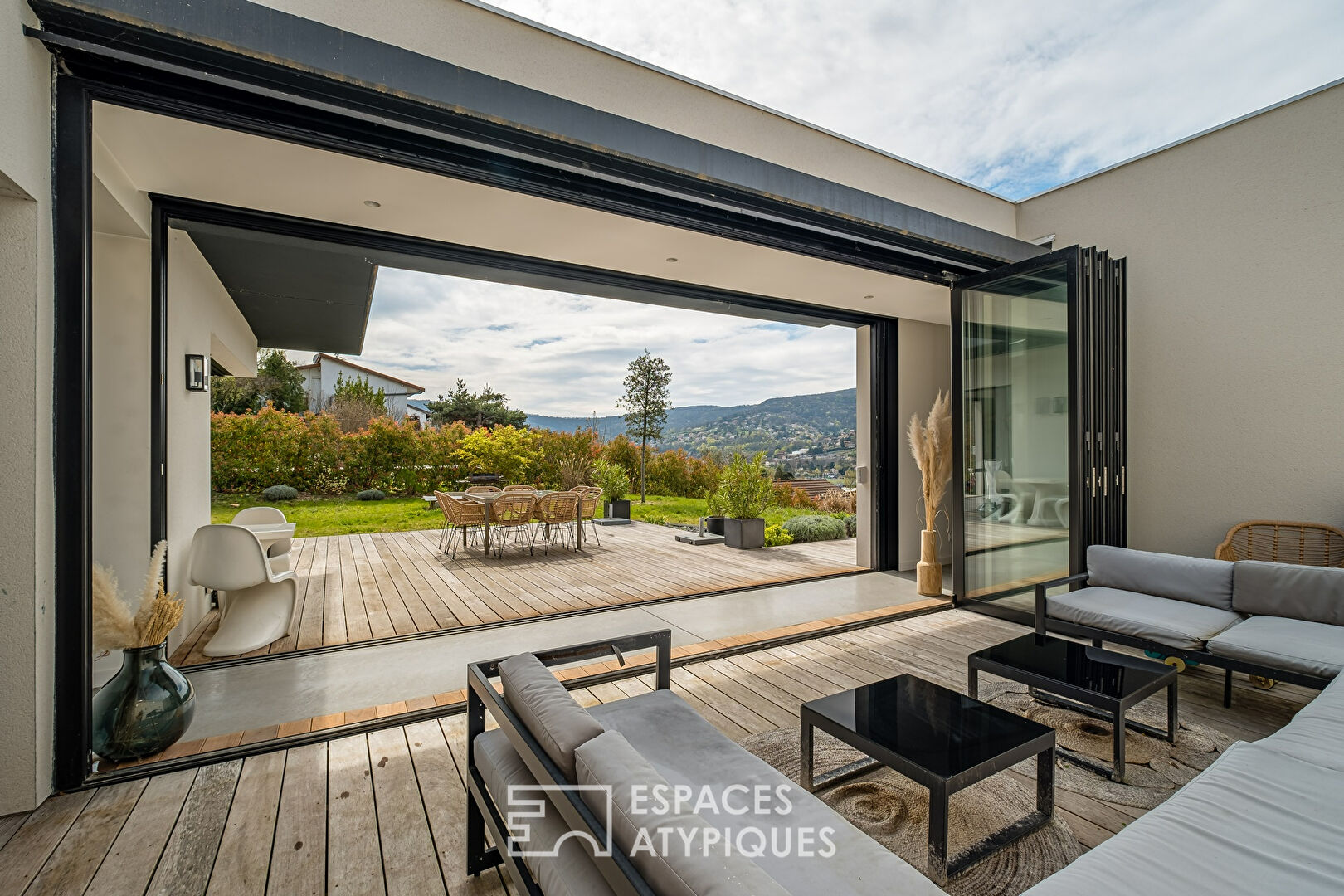 Maison d’architecte avec vue et piscine à débordement