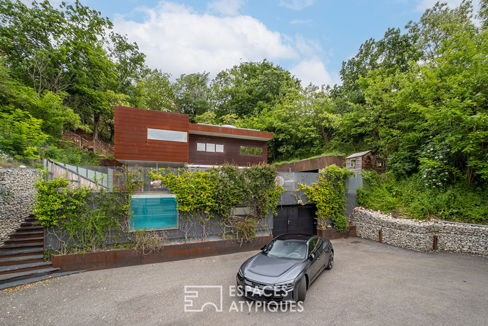 Maison contemporaine atypique et unique avec piscine