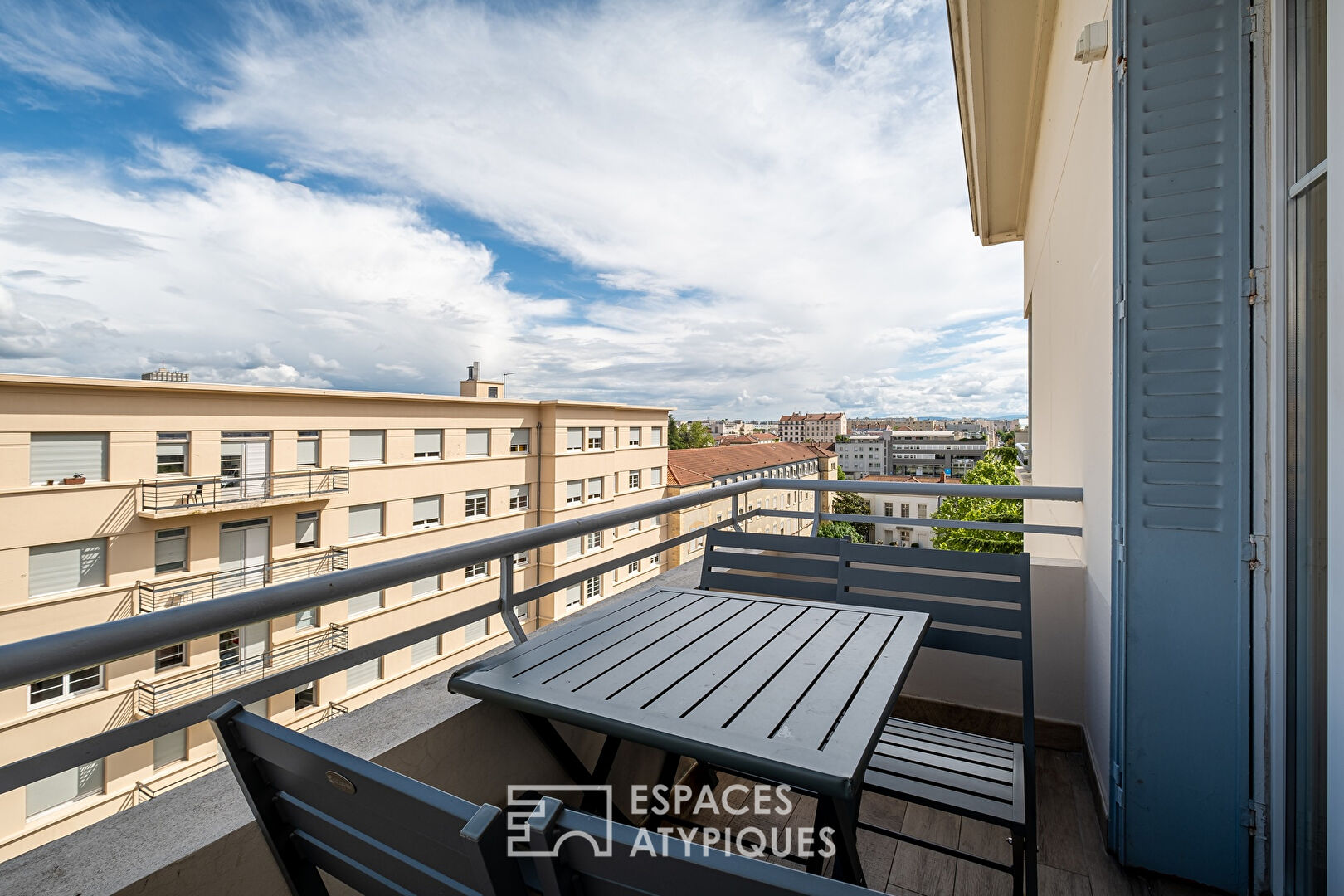 Dernier étage rénové avec balcon, coeur Monplaisir