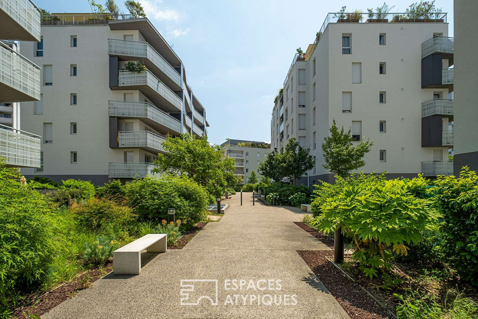 Rez de jardin contemporain dans résidence de standing