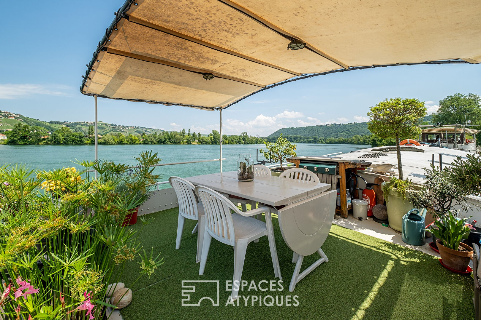 Péniche lumineuse et sa magnifique vue sur les coteaux