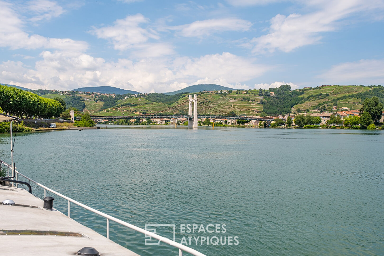 Péniche lumineuse et sa magnifique vue sur les coteaux