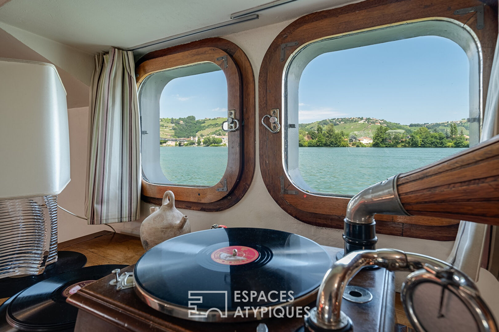 Péniche lumineuse et sa magnifique vue sur les coteaux