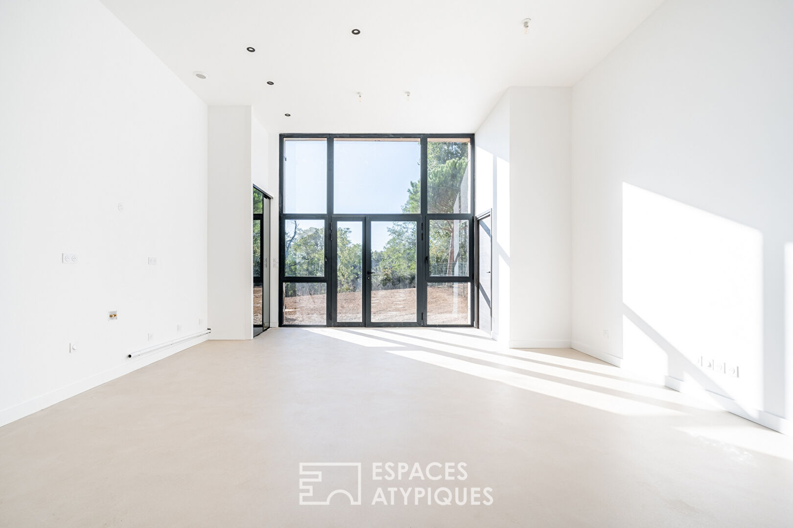 Loft contemporain avec terrasse, jardin et parkings