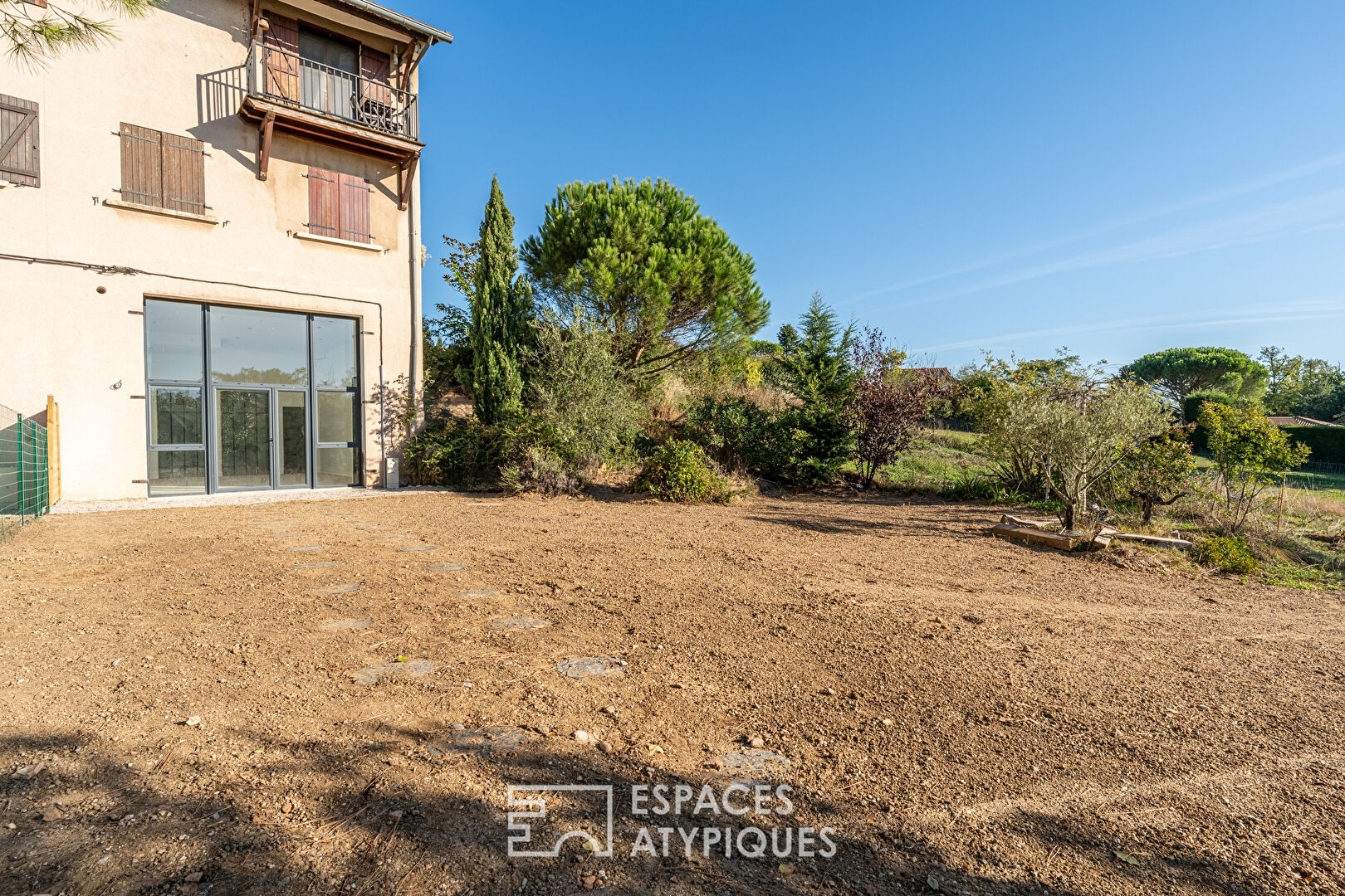 Contemporary loft with terrace, large garden and parking spaces
