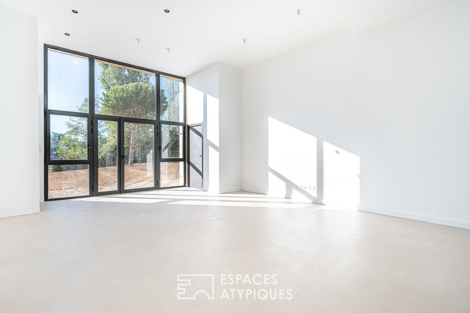 Contemporary loft with terrace, large garden and parking spaces